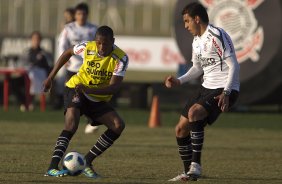 Edenilson e Fabio Santos durante treino do Corinthians esta tarde no CT Joaquim Grava, no Parque Ecolgico do Tiete. O time se prepara para o jogo contra o So Paulo, dia 26/06, domingo a tarde, no estdio do Pacaembu, pela 6 rodada do Brasileiro 2011