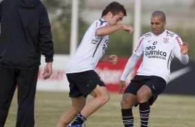 Fran e Emerson durante treino do Corinthians esta tarde no CT Joaquim Grava, no Parque Ecolgico do Tiete. O time se prepara para o jogo contra o So Paulo, dia 26/06, domingo a tarde, no estdio do Pacaembu, pela 6 rodada do Brasileiro 2011