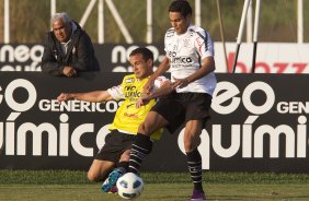 Morais e Welder durante treino do Corinthians esta tarde no CT Joaquim Grava, no Parque Ecolgico do Tiete. O time se prepara para o jogo contra o So Paulo, dia 26/06, domingo a tarde, no estdio do Pacaembu, pela 6 rodada do Brasileiro 2011