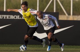 Paulo Andr e Emerson durante treino do Corinthians esta tarde no CT Joaquim Grava, no Parque Ecolgico do Tiete. O time se prepara para o jogo contra o So Paulo, dia 26/06, domingo a tarde, no estdio do Pacaembu, pela 6 rodada do Brasileiro 2011