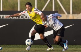 Paulo Andr e Emerson durante treino do Corinthians esta tarde no CT Joaquim Grava, no Parque Ecolgico do Tiete. O time se prepara para o jogo contra o So Paulo, dia 26/06, domingo a tarde, no estdio do Pacaembu, pela 6 rodada do Brasileiro 2011