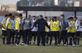 Tite com o grupo de jogadores durante treino do Corinthians esta tarde no CT Joaquim Grava, no Parque Ecolgico do Tiete. O time se prepara para o jogo contra o So Paulo, dia 26/06, domingo a tarde, no estdio do Pacaembu, pela 6 rodada do Brasileiro 2011