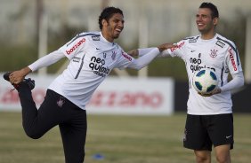 Wallace e Leandro Castn durante treino do Corinthians esta tarde no CT Joaquim Grava, no Parque Ecolgico do Tiete. O time se prepara para o jogo contra o So Paulo, dia 26/06, domingo a tarde, no estdio do Pacaembu, pela 6 rodada do Brasileiro 2011