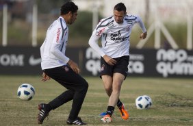 Wallace e Leandro Castn durante treino do Corinthians esta tarde no CT Joaquim Grava, no Parque Ecolgico do Tiete. O time se prepara para o jogo contra o So Paulo, dia 26/06, domingo a tarde, no estdio do Pacaembu, pela 6 rodada do Brasileiro 2011