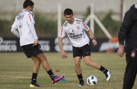 Welder e Alex durante treino do Corinthians esta tarde no CT Joaquim Grava, no Parque Ecolgico do Tiete. O time se prepara para o jogo contra o So Paulo, dia 26/06, domingo a tarde, no estdio do Pacaembu, pela 6 rodada do Brasileiro 2011