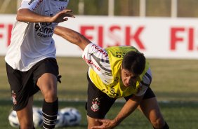 Welder e Moradei durante treino do Corinthians esta tarde no CT Joaquim Grava, no Parque Ecolgico do Tiete. O time se prepara para o jogo contra o So Paulo, dia 26/06, domingo a tarde, no estdio do Pacaembu, pela 6 rodada do Brasileiro 2011