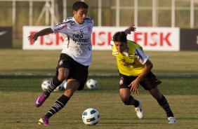 Welder e Moradei durante treino do Corinthians esta tarde no CT Joaquim Grava, no Parque Ecolgico do Tiete. O time se prepara para o jogo contra o So Paulo, dia 26/06, domingo a tarde, no estdio do Pacaembu, pela 6 rodada do Brasileiro 2011