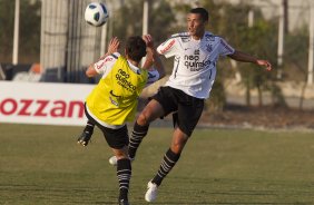 Alex e Ralf durante treino do Corinthians que aconteceu esta tarde no CT Joaquim Grava, no Parque Ecológico do Tiete. O time se prepara para o jogo contra o São Paulo, dia 26/06, domingo a tarde, no estádio do Pacaembu, pela 6ª rodada do Brasileirão 2011