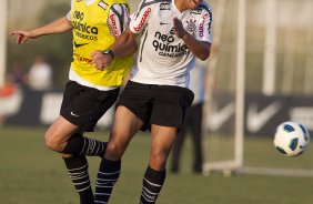 Alex e Ralf durante treino do Corinthians que aconteceu esta tarde no CT Joaquim Grava, no Parque Ecológico do Tiete. O time se prepara para o jogo contra o São Paulo, dia 26/06, domingo a tarde, no estádio do Pacaembu, pela 6ª rodada do Brasileirão 2011
