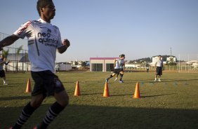 Aquecimento durante treino do Corinthians que aconteceu esta tarde no CT Joaquim Grava, no Parque Ecológico do Tiete. O time se prepara para o jogo contra o São Paulo, dia 26/06, domingo a tarde, no estádio do Pacaembu, pela 6ª rodada do Brasileirão 2011