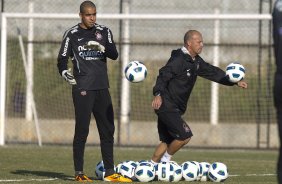 Danilo Fernandes e Mauri Lima, preparador de goleiros, durante treino do Corinthians que aconteceu esta tarde no CT Joaquim Grava, no Parque Ecológico do Tiete. O time se prepara para o jogo contra o São Paulo, dia 26/06, domingo a tarde, no estádio do Pacaembu, pela 6ª rodada do Brasileirão 2011