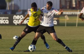 Elias e Danilo durante treino do Corinthians que aconteceu esta tarde no CT Joaquim Grava, no Parque Ecológico do Tiete. O time se prepara para o jogo contra o São Paulo, dia 26/06, domingo a tarde, no estádio do Pacaembu, pela 6ª rodada do Brasileirão 2011