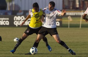 Elias e Danilo durante treino do Corinthians que aconteceu esta tarde no CT Joaquim Grava, no Parque Ecolgico do Tiete. O time se prepara para o jogo contra o So Paulo, dia 26/06, domingo a tarde, no estdio do Pacaembu, pela 6 rodada do Brasileiro 2011