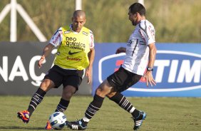 Emerson e Danilo durante treino do Corinthians que aconteceu esta tarde no CT Joaquim Grava, no Parque Ecológico do Tiete. O time se prepara para o jogo contra o São Paulo, dia 26/06, domingo a tarde, no estádio do Pacaembu, pela 6ª rodada do Brasileirão 2011