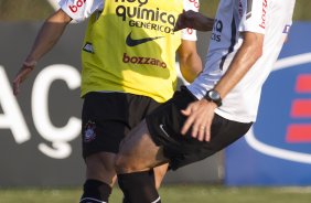 Emerson e Danilo durante treino do Corinthians que aconteceu esta tarde no CT Joaquim Grava, no Parque Ecológico do Tiete. O time se prepara para o jogo contra o São Paulo, dia 26/06, domingo a tarde, no estádio do Pacaembu, pela 6ª rodada do Brasileirão 2011
