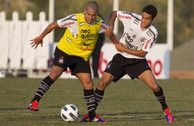 Emerson e Welder durante treino do Corinthians que aconteceu esta tarde no CT Joaquim Grava, no Parque Ecológico do Tiete. O time se prepara para o jogo contra o São Paulo, dia 26/06, domingo a tarde, no estádio do Pacaembu, pela 6ª rodada do Brasileirão 2011
