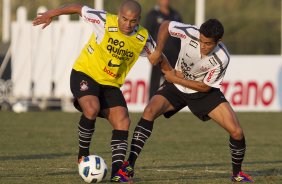 Emerson e Welder durante treino do Corinthians que aconteceu esta tarde no CT Joaquim Grava, no Parque Ecolgico do Tiete. O time se prepara para o jogo contra o So Paulo, dia 26/06, domingo a tarde, no estdio do Pacaembu, pela 6 rodada do Brasileiro 2011