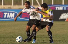 Jorge Henrique e Bruno Octavio durante treino do Corinthians que aconteceu esta tarde no CT Joaquim Grava, no Parque Ecológico do Tiete. O time se prepara para o jogo contra o São Paulo, dia 26/06, domingo a tarde, no estádio do Pacaembu, pela 6ª rodada do Brasileirão 2011