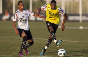 Liedson e Edenilson durante treino do Corinthians que aconteceu esta tarde no CT Joaquim Grava, no Parque Ecológico do Tiete. O time se prepara para o jogo contra o São Paulo, dia 26/06, domingo a tarde, no estádio do Pacaembu, pela 6ª rodada do Brasileirão 2011