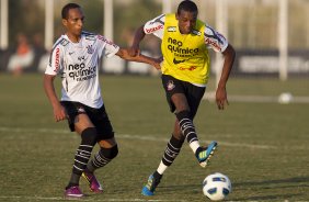 Liedson e Edenilson durante treino do Corinthians que aconteceu esta tarde no CT Joaquim Grava, no Parque Ecolgico do Tiete. O time se prepara para o jogo contra o So Paulo, dia 26/06, domingo a tarde, no estdio do Pacaembu, pela 6 rodada do Brasileiro 2011