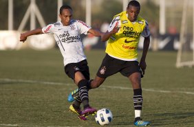 Liedson e Ednilson durante treino do Corinthians que aconteceu esta tarde no CT Joaquim Grava, no Parque Ecológico do Tiete. O time se prepara para o jogo contra o São Paulo, dia 26/06, domingo a tarde, no estádio do Pacaembu, pela 6ª rodada do Brasileirão 2011