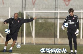 Mauri Lima, preparador de goleiros, e Renan durante treino do Corinthians que aconteceu esta tarde no CT Joaquim Grava, no Parque Ecológico do Tiete. O time se prepara para o jogo contra o São Paulo, dia 26/06, domingo a tarde, no estádio do Pacaembu, pela 6ª rodada do Brasileirão 2011