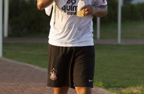 O atacante Adriano continua sua recuperação com o fisioterapeuta Caio Mello durante treino do Corinthians que aconteceu esta tarde no CT Joaquim Grava, no Parque Ecológico do Tiete. O time se prepara para o jogo contra o São Paulo, dia 26/06, domingo a tarde, no estádio do Pacaembu, pela 6ª rodada do Brasileirão 2011