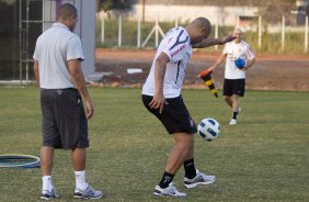 O atacante Adriano continua sua recuperao com o fisioterapeuta Caio Mello durante treino do Corinthians que aconteceu esta tarde no CT Joaquim Grava, no Parque Ecolgico do Tiete. O time se prepara para o jogo contra o So Paulo, dia 26/06, domingo a tarde, no estdio do Pacaembu, pela 6 rodada do Brasileiro 2011