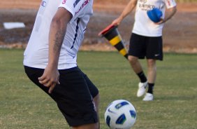 O atacante Adriano continua sua recuperação com o fisioterapeuta Caio Mello durante treino do Corinthians que aconteceu esta tarde no CT Joaquim Grava, no Parque Ecológico do Tiete. O time se prepara para o jogo contra o São Paulo, dia 26/06, domingo a tarde, no estádio do Pacaembu, pela 6ª rodada do Brasileirão 2011