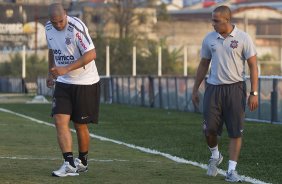 O atacante Adriano continua sua recuperao com o fisioterapeuta Caio Mello durante treino do Corinthians que aconteceu esta tarde no CT Joaquim Grava, no Parque Ecolgico do Tiete. O time se prepara para o jogo contra o So Paulo, dia 26/06, domingo a tarde, no estdio do Pacaembu, pela 6 rodada do Brasileiro 2011