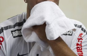 O atacante Adriano continua sua recuperao com o fisioterapeuta Caio Mello durante treino do Corinthians que aconteceu esta tarde no CT Joaquim Grava, no Parque Ecolgico do Tiete. O time se prepara para o jogo contra o So Paulo, dia 26/06, domingo a tarde, no estdio do Pacaembu, pela 6 rodada do Brasileiro 2011