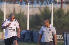 O atacante Adriano continua sua recuperação com o fisioterapeuta Caio Mello durante treino do Corinthians que aconteceu esta tarde no CT Joaquim Grava, no Parque Ecológico do Tiete. O time se prepara para o jogo contra o São Paulo, dia 26/06, domingo a tarde, no estádio do Pacaembu, pela 6ª rodada do Brasileirão 2011