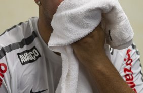 O atacante Adriano continua sua recuperação com o fisioterapeuta Caio Mello durante treino do Corinthians que aconteceu esta tarde no CT Joaquim Grava, no Parque Ecológico do Tiete. O time se prepara para o jogo contra o São Paulo, dia 26/06, domingo a tarde, no estádio do Pacaembu, pela 6ª rodada do Brasileirão 2011