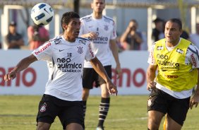 Paulinho e Claudir durante treino do Corinthians que aconteceu esta tarde no CT Joaquim Grava, no Parque Ecológico do Tiete. O time se prepara para o jogo contra o São Paulo, dia 26/06, domingo a tarde, no estádio do Pacaembu, pela 6ª rodada do Brasileirão 2011