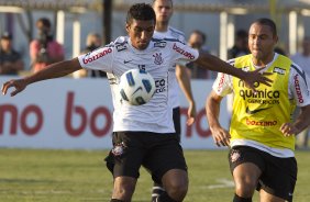 Paulinho e Claudir durante treino do Corinthians que aconteceu esta tarde no CT Joaquim Grava, no Parque Ecológico do Tiete. O time se prepara para o jogo contra o São Paulo, dia 26/06, domingo a tarde, no estádio do Pacaembu, pela 6ª rodada do Brasileirão 2011