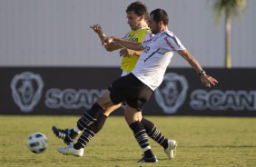 Paulo André e Danilo durante treino do Corinthians que aconteceu esta tarde no CT Joaquim Grava, no Parque Ecológico do Tiete. O time se prepara para o jogo contra o São Paulo, dia 26/06, domingo a tarde, no estádio do Pacaembu, pela 6ª rodada do Brasileirão 2011