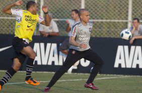 Claudir e Julio Cesar durante o treino do Corinthians que aconteceu esta tarde no CT Joaquim Grava, no Parque Ecológico do Tiete. O time se prepara para o jogo contra o São Paulo, dia 26/06, domingo a tarde, no estádio do Pacaembu, pela 6ª rodada do Brasileirão 2011