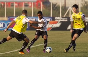 Claudir; Elias Oliveira e Bruno Octavio durante o treino do Corinthians que aconteceu esta tarde no CT Joaquim Grava, no Parque Ecolgico do Tiete. O time se prepara para o jogo contra o So Paulo, dia 26/06, domingo a tarde, no estdio do Pacaembu, pela 6 rodada do Brasileiro 2011