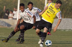 Denner e Chico durante o treino do Corinthians que aconteceu esta tarde no CT Joaquim Grava, no Parque Ecolgico do Tiete. O time se prepara para o jogo contra o So Paulo, dia 26/06, domingo a tarde, no estdio do Pacaembu, pela 6 rodada do Brasileiro 2011