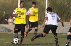 Jorge Henrique e Wallace durante o treino do Corinthians que aconteceu esta tarde no CT Joaquim Grava, no Parque Ecológico do Tiete. O time se prepara para o jogo contra o São Paulo, dia 26/06, domingo a tarde, no estádio do Pacaembu, pela 6ª rodada do Brasileirão 2011