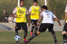 Jorge Henrique e Wallace durante o treino do Corinthians que aconteceu esta tarde no CT Joaquim Grava, no Parque Ecolgico do Tiete. O time se prepara para o jogo contra o So Paulo, dia 26/06, domingo a tarde, no estdio do Pacaembu, pela 6 rodada do Brasileiro 2011