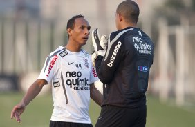 Liedson e Danilo Fernandes durante o treino do Corinthians que aconteceu esta tarde no CT Joaquim Grava, no Parque Ecológico do Tiete. O time se prepara para o jogo contra o São Paulo, dia 26/06, domingo a tarde, no estádio do Pacaembu, pela 6ª rodada do Brasileirão 2011