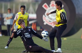 Moradei; Renan e Gauther durante o treino do Corinthians que aconteceu esta tarde no CT Joaquim Grava, no Parque Ecológico do Tiete. O time se prepara para o jogo contra o São Paulo, dia 26/06, domingo a tarde, no estádio do Pacaembu, pela 6ª rodada do Brasileirão 2011