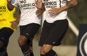 Paulinho e Fabio Santos durante o treino do Corinthians que aconteceu esta tarde no CT Joaquim Grava, no Parque Ecológico do Tiete. O time se prepara para o jogo contra o São Paulo, dia 26/06, domingo a tarde, no estádio do Pacaembu, pela 6ª rodada do Brasileirão 2011