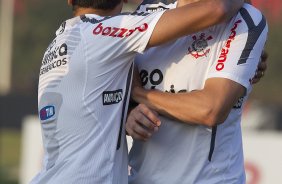 Paulo André(d) comemora um gol no rachão durante o treino do Corinthians que aconteceu esta tarde no CT Joaquim Grava, no Parque Ecológico do Tiete. O time se prepara para o jogo contra o São Paulo, dia 26/06, domingo a tarde, no estádio do Pacaembu, pela 6ª rodada do Brasileirão 2011