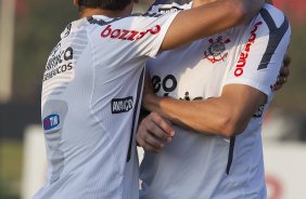 Paulo Andr(d) comemora um gol no racho durante o treino do Corinthians que aconteceu esta tarde no CT Joaquim Grava, no Parque Ecolgico do Tiete. O time se prepara para o jogo contra o So Paulo, dia 26/06, domingo a tarde, no estdio do Pacaembu, pela 6 rodada do Brasileiro 2011