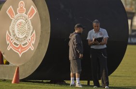 Tite conversa com seu auxiliar Cleber Xavier durante o treino do Corinthians que aconteceu esta tarde no CT Joaquim Grava, no Parque Ecológico do Tiete. O time se prepara para o jogo contra o São Paulo, dia 26/06, domingo a tarde, no estádio do Pacaembu, pela 6ª rodada do Brasileirão 2011