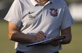 Tite durante o treino do Corinthians que aconteceu esta tarde no CT Joaquim Grava, no Parque Ecológico do Tiete. O time se prepara para o jogo contra o São Paulo, dia 26/06, domingo a tarde, no estádio do Pacaembu, pela 6ª rodada do Brasileirão 2011