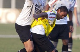 Wallace e Jorge Henrique durante o treino do Corinthians que aconteceu esta tarde no CT Joaquim Grava, no Parque Ecológico do Tiete. O time se prepara para o jogo contra o São Paulo, dia 26/06, domingo a tarde, no estádio do Pacaembu, pela 6ª rodada do Brasileirão 2011