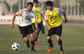 Wallace e Nene Bonilha durante o treino do Corinthians que aconteceu esta tarde no CT Joaquim Grava, no Parque Ecológico do Tiete. O time se prepara para o jogo contra o São Paulo, dia 26/06, domingo a tarde, no estádio do Pacaembu, pela 6ª rodada do Brasileirão 2011
